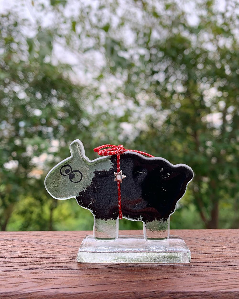 The black sheep made of glass